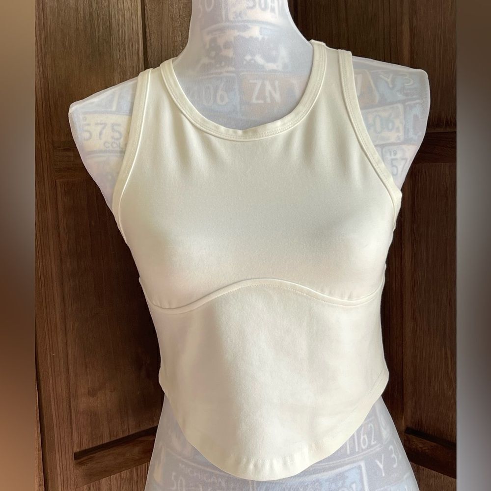 Women’s Freeme fitted crop tank top.